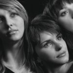 Giocatore di Affari Tuoi mentre apre una valigia sul palco del programma televisivo.