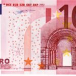 Banconote in euro ritirate, esposte su un tavolo con dettagli delle diverse denominazioni.